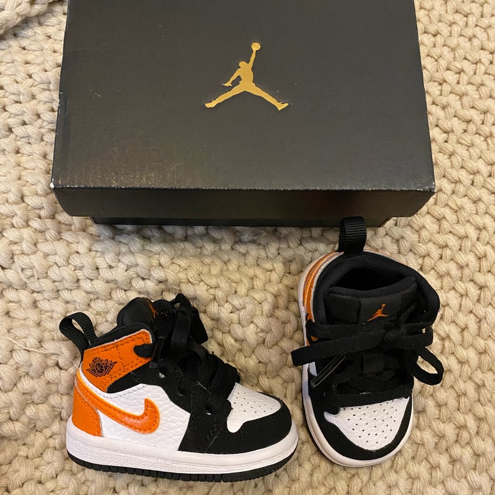 SOLD Brand new Jordan 1 mid